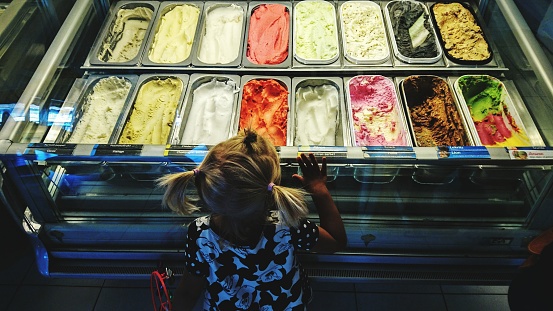 Kleines Mädchen vor Eistheke
